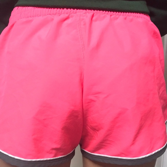 Women’s under Armour shorts - Picture 3 of 4